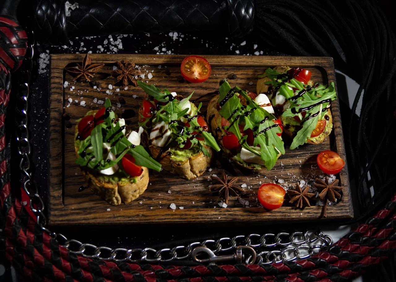 БРУСКЕТТЫ С АВОКАДО, ТОМАТАМИ И МОЦАРЕЛЛОЙ