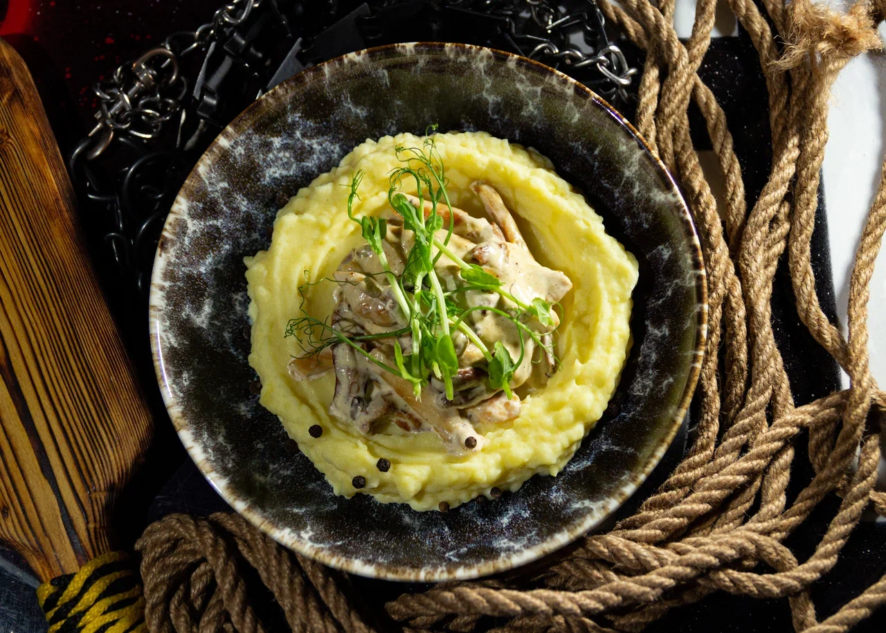 КУРИНОЕ ФИЛЕ С КАРТОФЕЛЬНЫМ ПЮРЕ И ЛИСИЧКАМИ